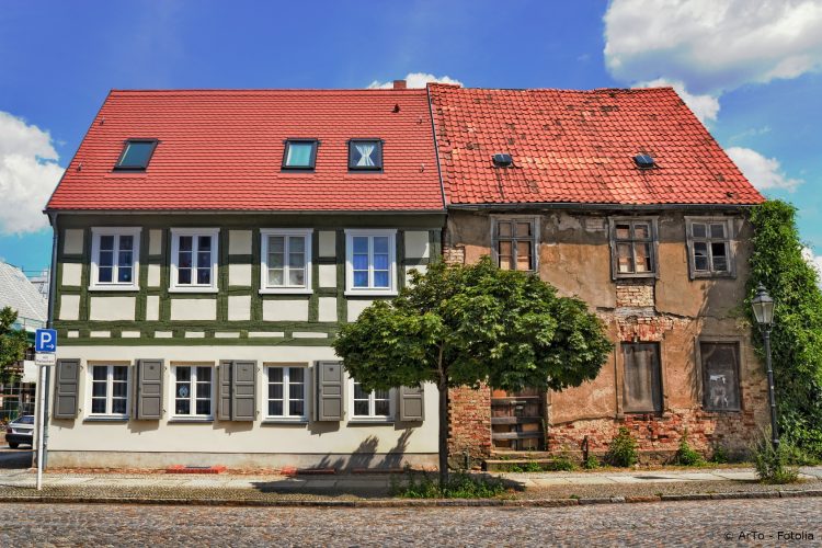 Altbau der links saniert ist und rechts heruntergekommen